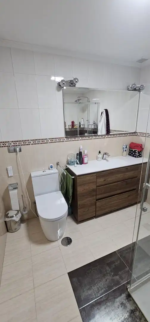 Badezimmer von Einfamilien-Reihenhaus zum Verkauf in Villaquilambre mit Heizung, Privatgarten und Parkett
