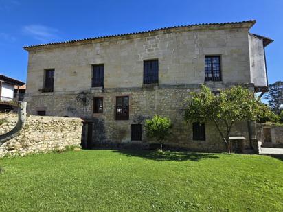 Außenansicht von Wohnung zum verkauf in Santillana del Mar mit Privatgarten