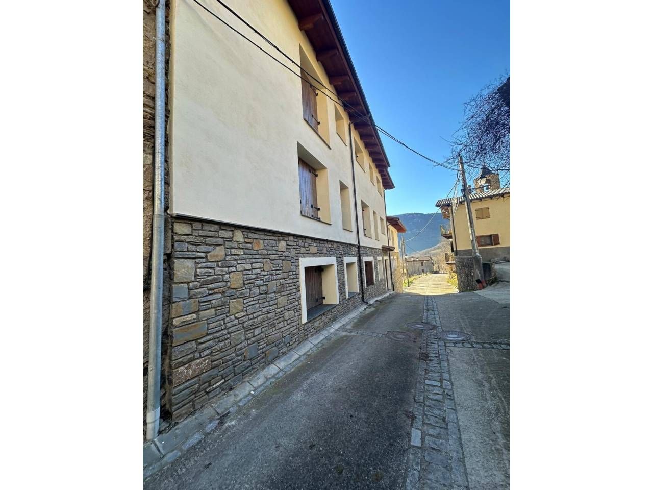 Vista exterior de Piso en venta en El Pont de Suert con Calefacción, Parquet y Balcón