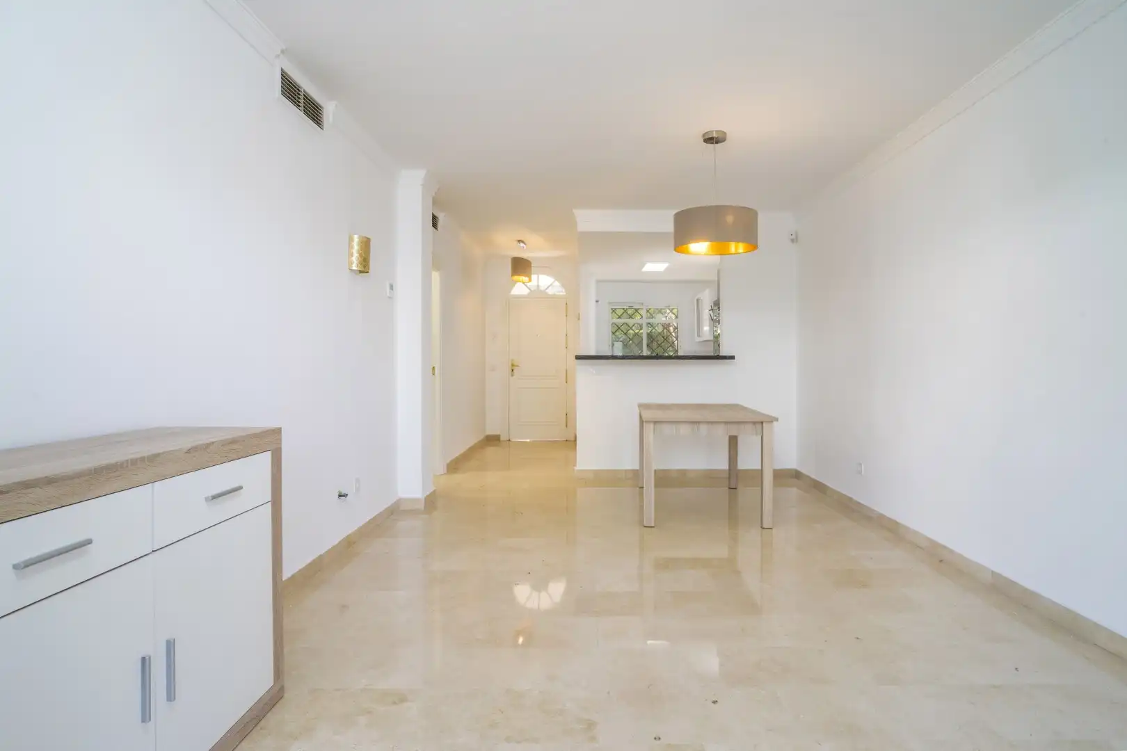 Comedor de Planta baja en venta en Marbella con Jardín privado, Terraza y Piscina