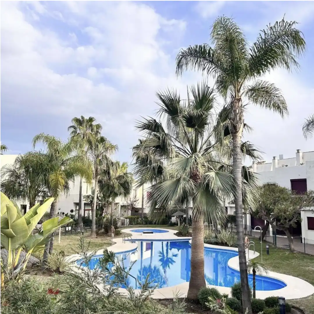 Schwimmbecken von Einfamilien-Reihenhaus mieten mit Kaufoption in Estepona mit Klimaanlage, Terrasse und Möbliert