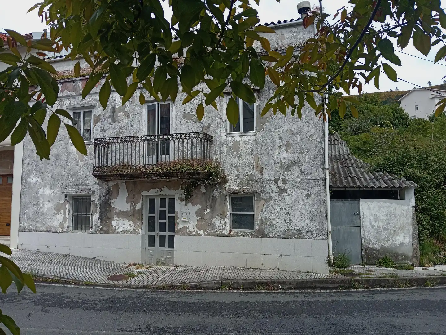 Außenansicht von Einfamilien-Reihenhaus zum Verkauf in Cee mit Balkon