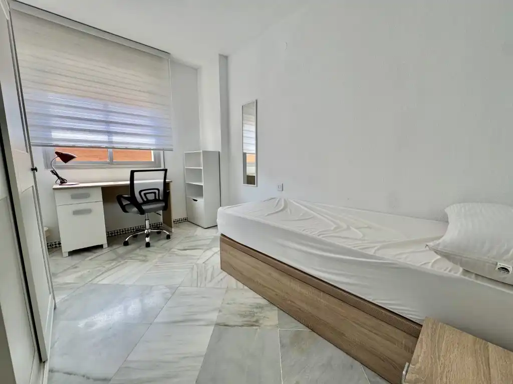 Bedroom of Flat for share in Córdoba  with Air Conditioner