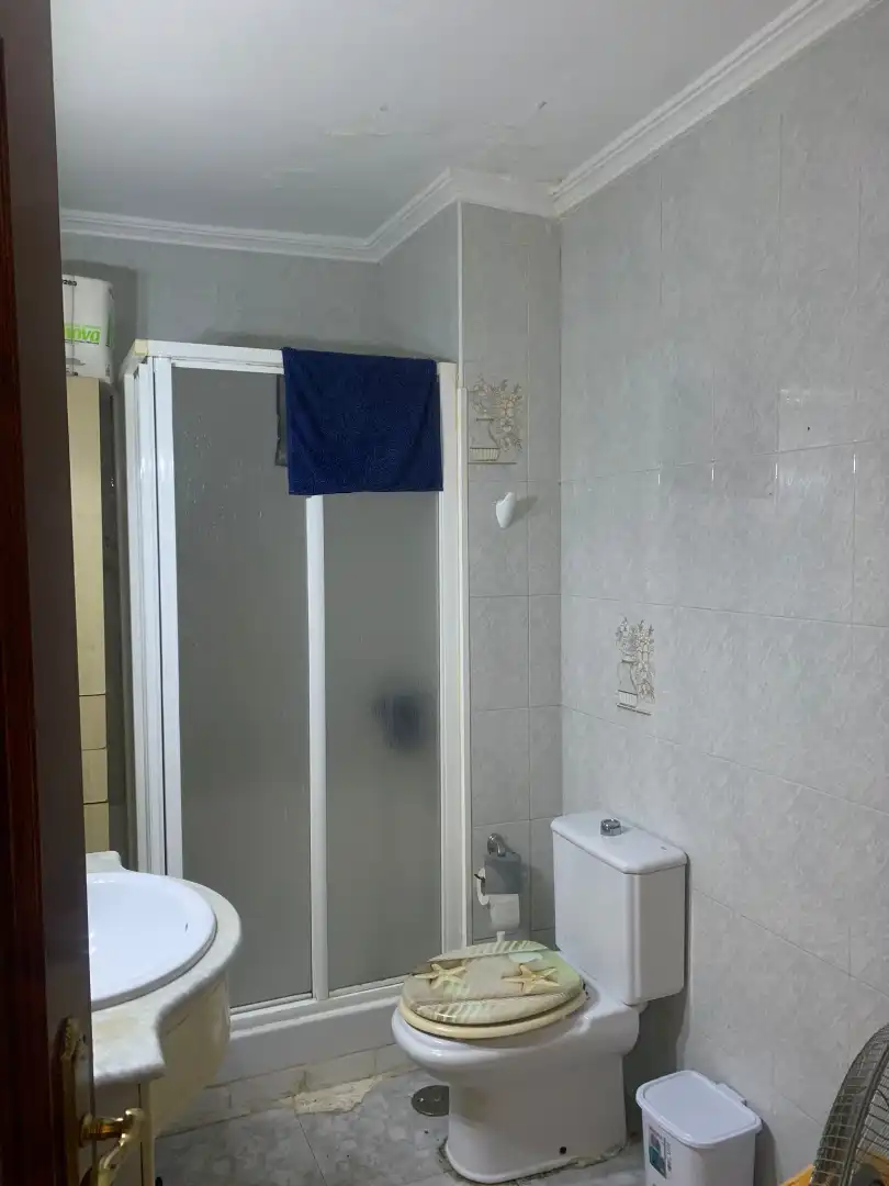 Bathroom of Flat for sale in Sevilla  with Air Conditioner and Furnished