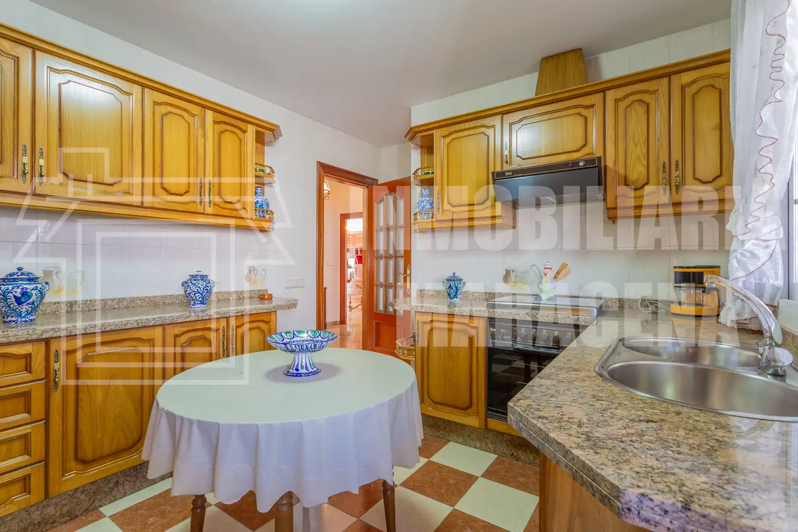 Kitchen of Houses for sale in Granada  with Air Conditioner, Terrace and Oven