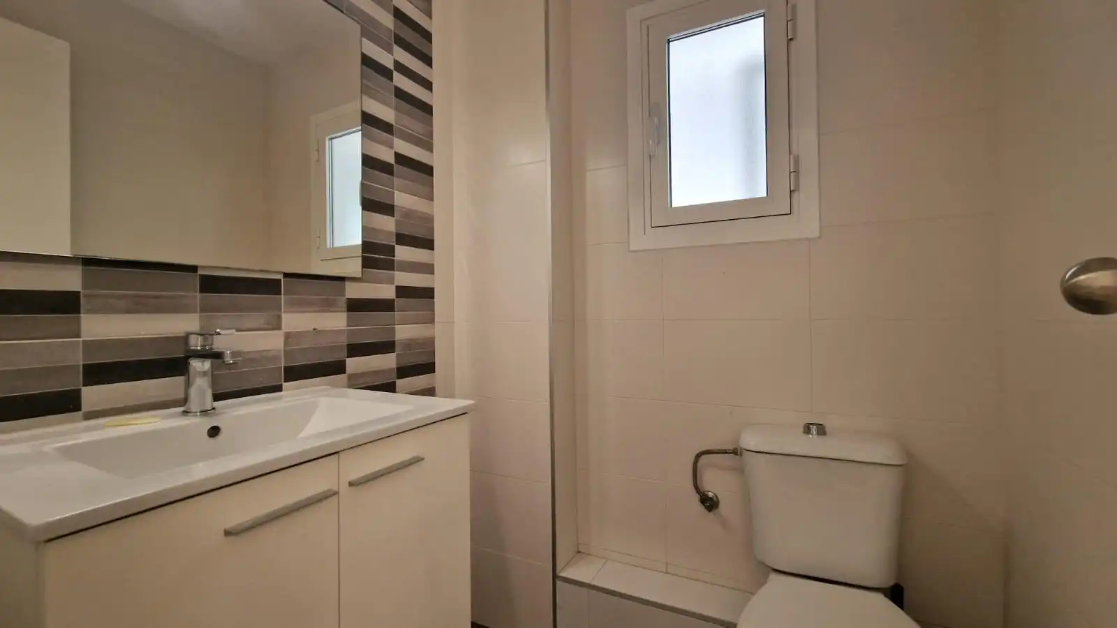Bathroom of Flat for rent in Mislata  with Air Conditioner