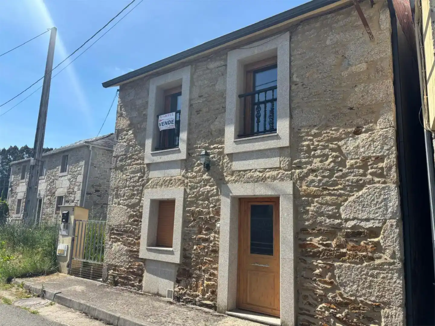 Vista exterior de Casa adosada en venda en Guitiriz amb Jardí privat, Moblat i Forn