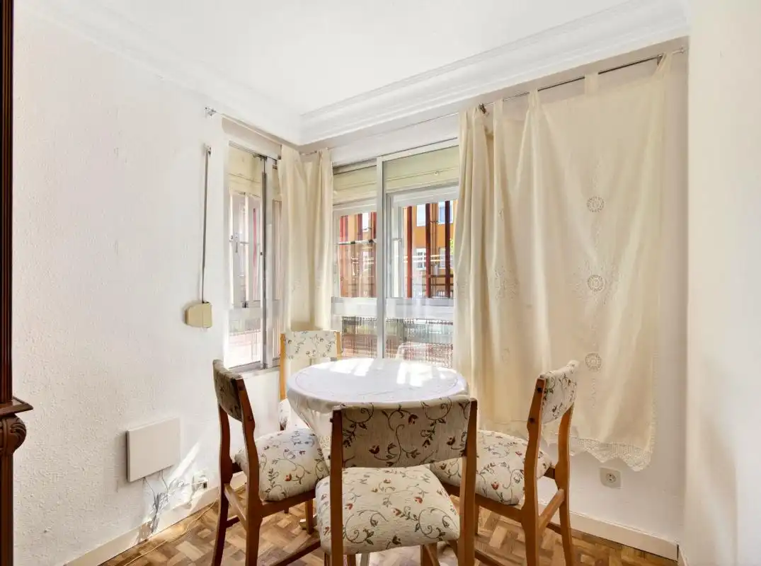 Comedor de Planta baja en venta en Madrid con Calefacción