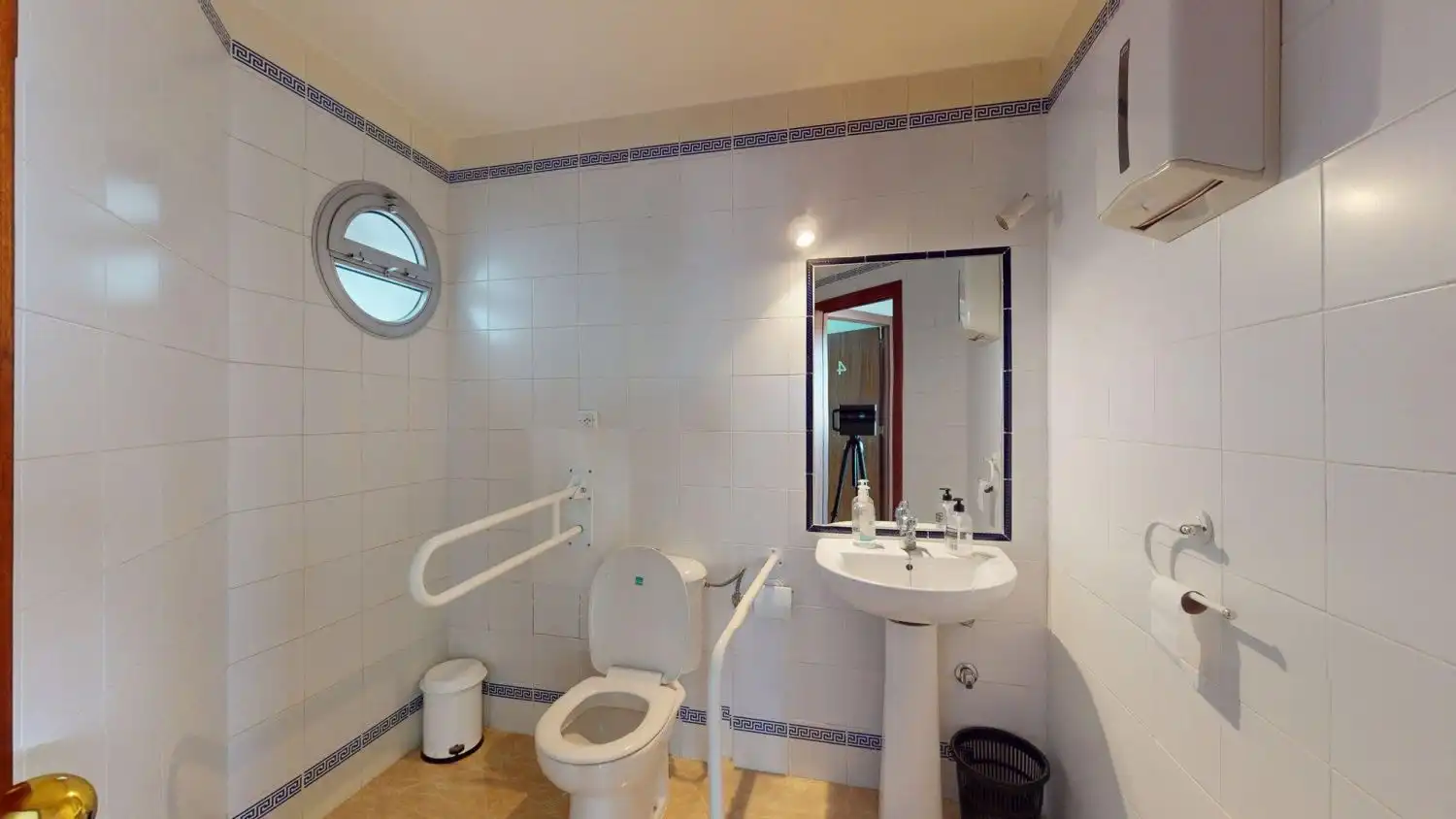 Bathroom of Office for rent in Montequinto  with Air Conditioner and Terrace