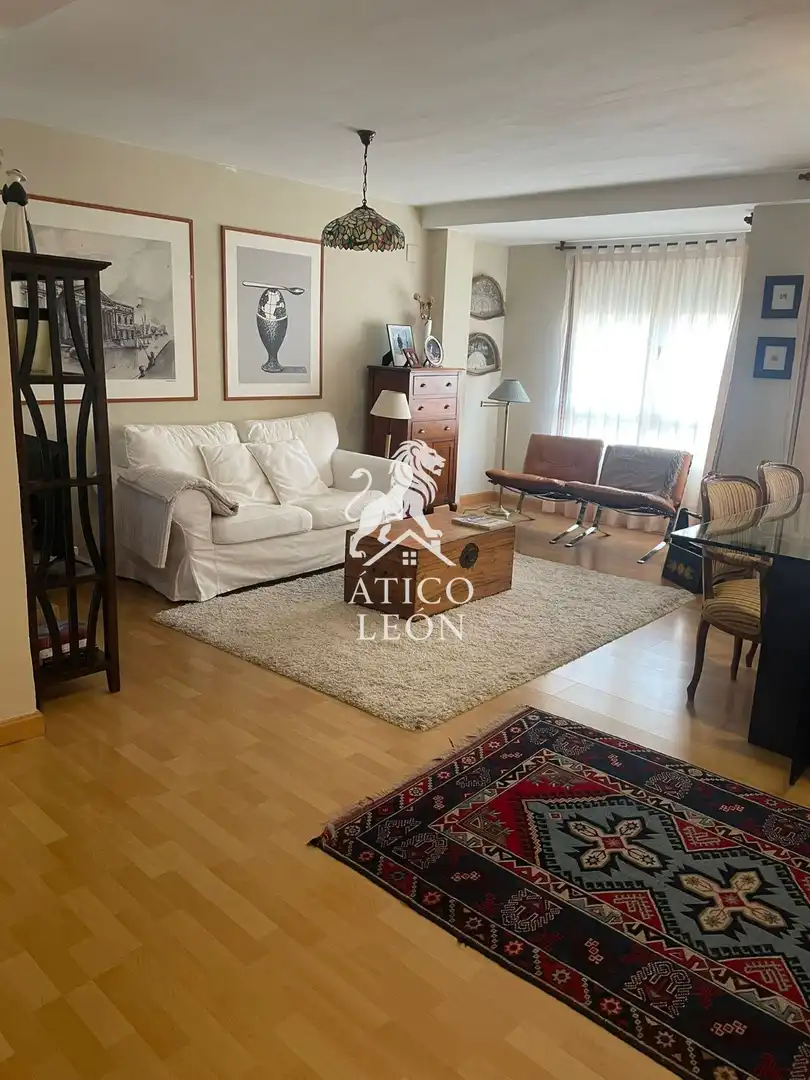 Sala de estar de Piso en venta en León Capital  con Calefacción y Trastero