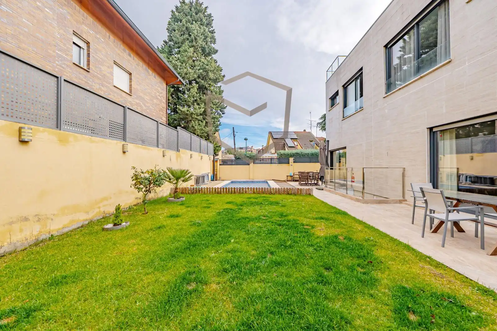 Garten von Einfamilien-Reihenhaus zum Verkauf in Pozuelo de Alarcón mit Klimaanlage, Heizung und Terrasse