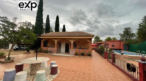 CHALET INDEPENDIENTE CON PISCINA Y PARCELA DE 1.700 m2  TERRENO MIXTO