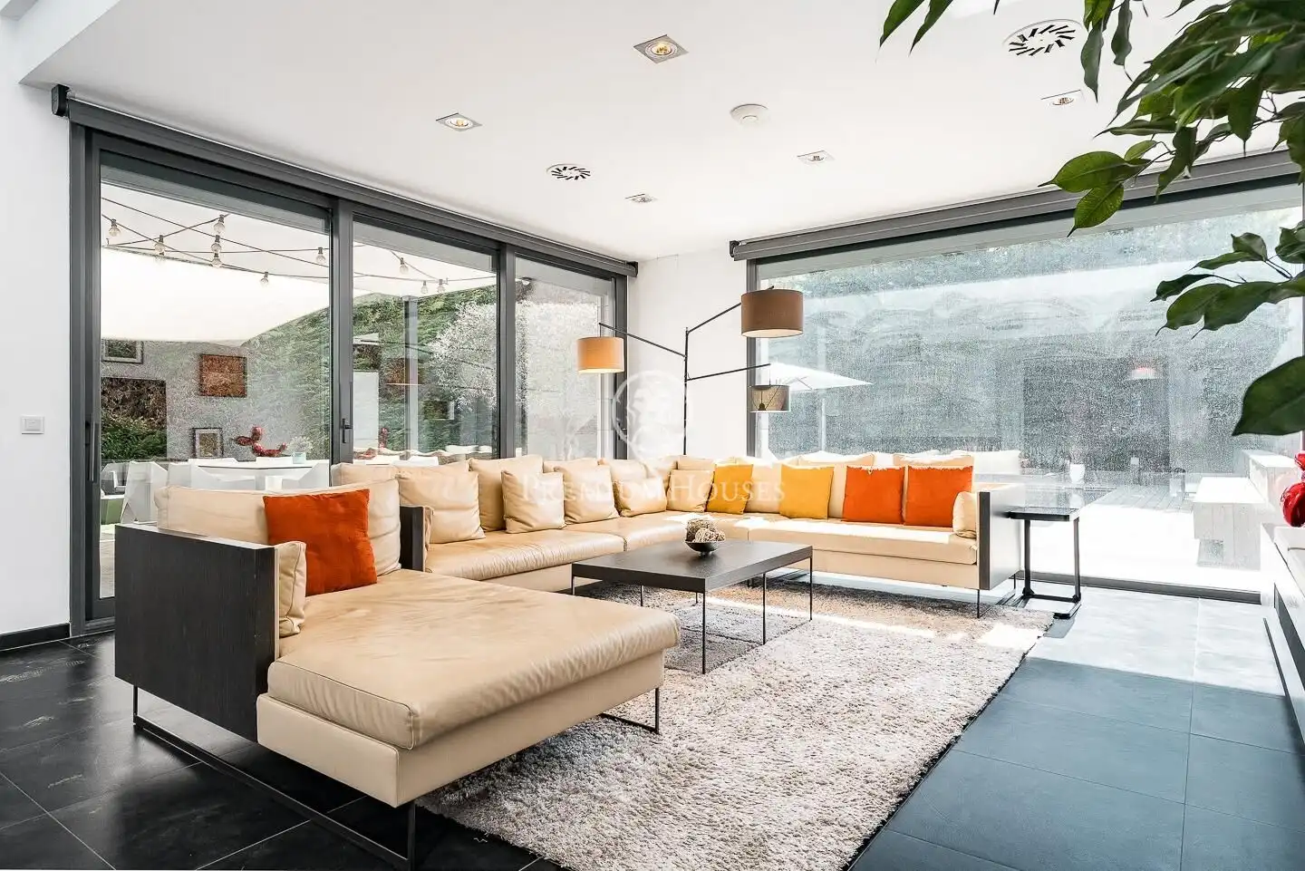 Living room of Houses for sale in Sant Cugat del Vallès  with Air Conditioner, Heating and Private garden