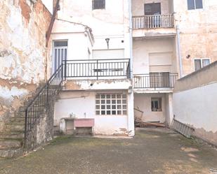 Vista exterior de Casa adosada en venda en Utiel amb Calefacció, Jardí privat i Terrassa