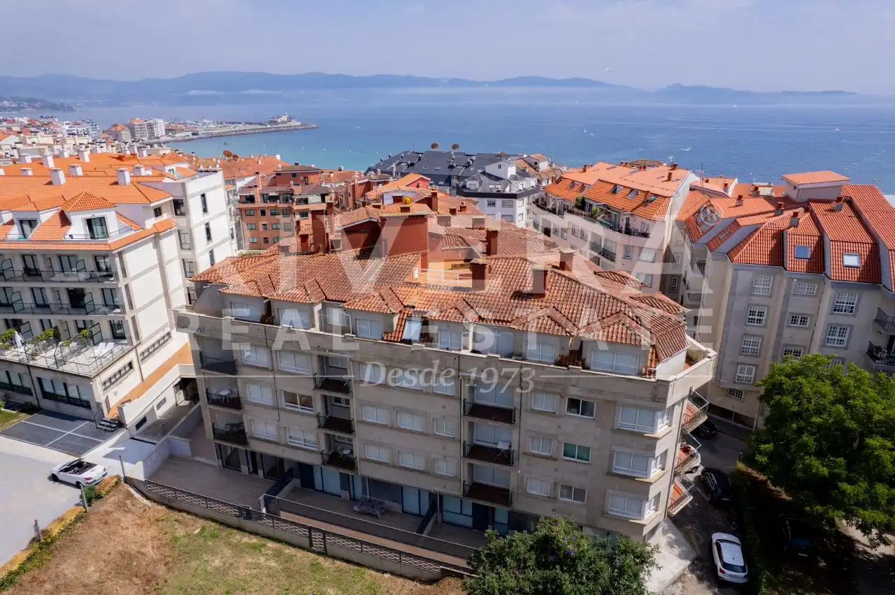 Vista exterior de Pis en venda en Sanxenxo amb Calefacció, Terrassa i Traster