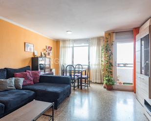 Sala d'estar de Apartament en venda en Terrassa amb Aire condicionat i Balcó