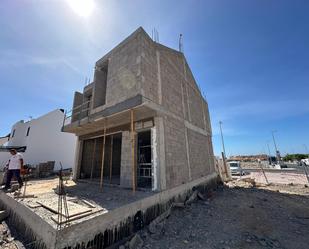 Vista exterior de Casa adosada en venda en San Bartolomé de Tirajana amb Jardí privat, Terrassa i Traster