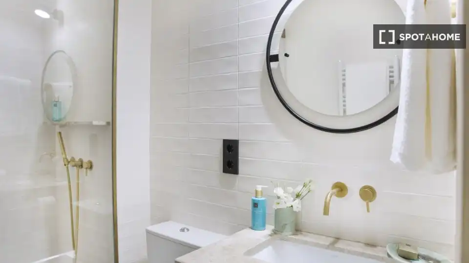 Bathroom of Flat for rent in Barcelona  with Air Conditioner, Heating and Furnished