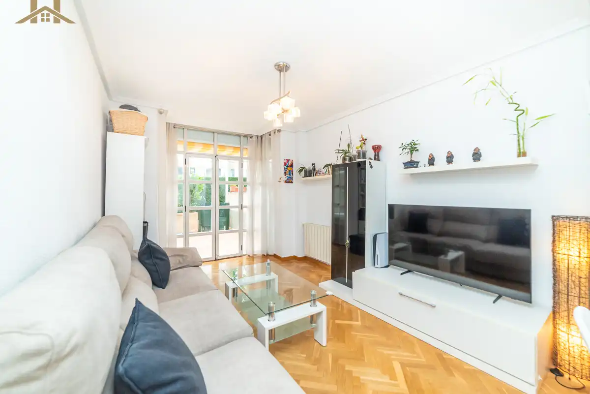 Sala de estar de Piso en venta en Villanueva del Pardillo con Calefacción, Jardín privado y Parquet