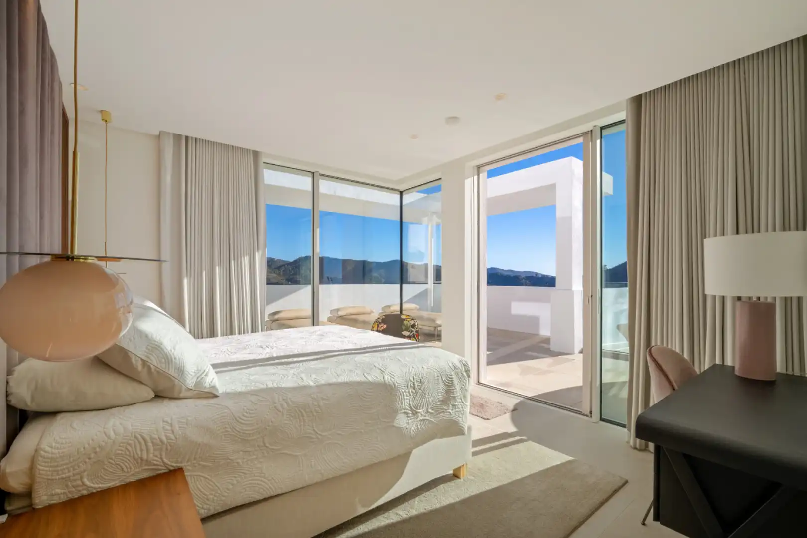 Habitación de Ático en venta en Marbella con Aire acondicionado, Terraza y Trastero