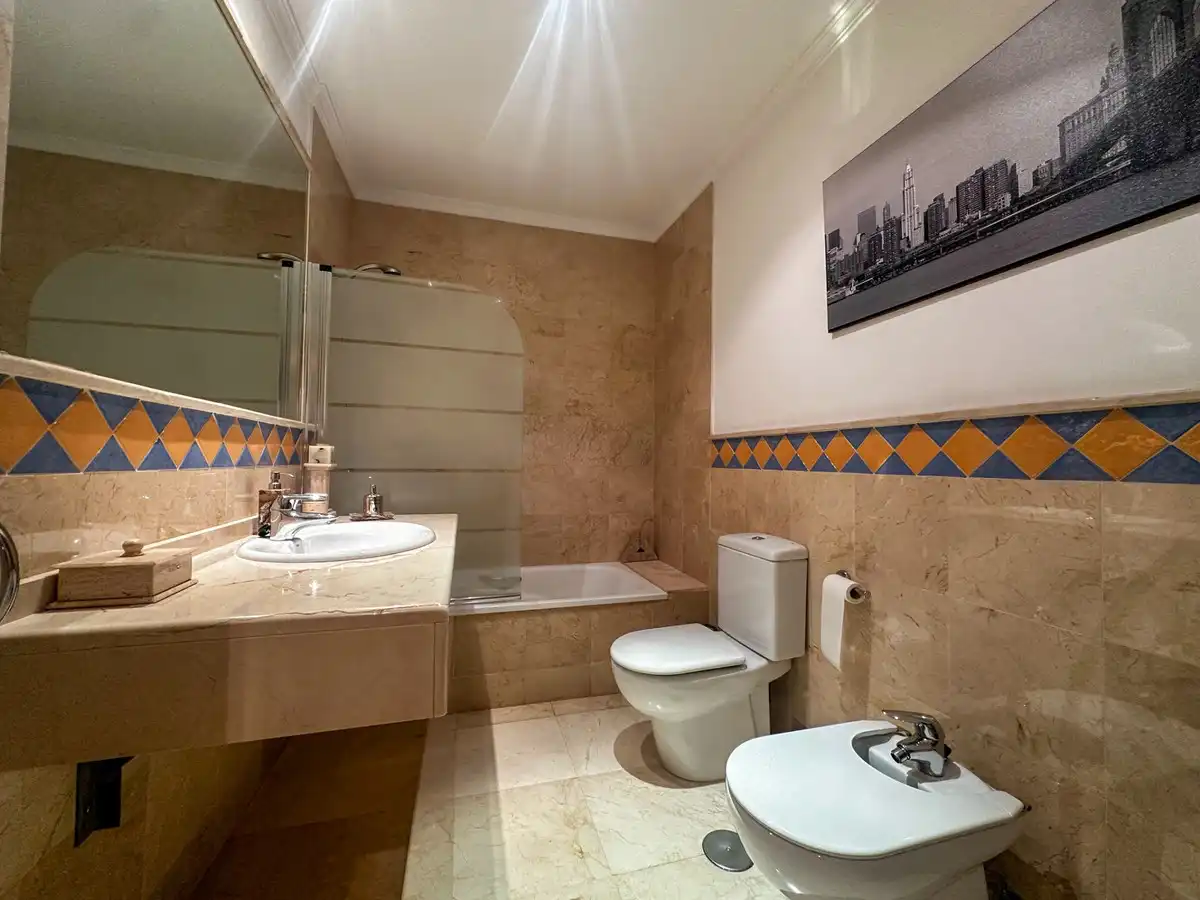 Baño de Apartamento en venta en Marbella con Terraza y Piscina comunitaria