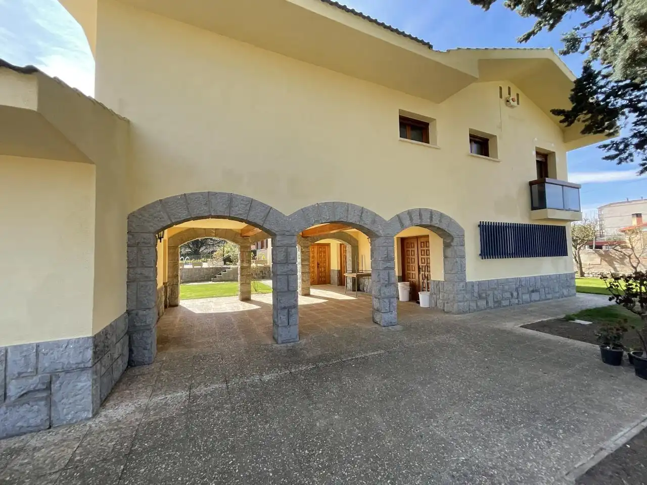 Vista exterior de Casa o xalet en venda en Castañares de Rioja amb Calefacció, Jardí privat i Parquet