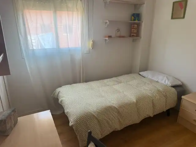 Dormitori de Pis de lloguer en Puertollano amb Aire condicionat, Calefacció i Terrassa