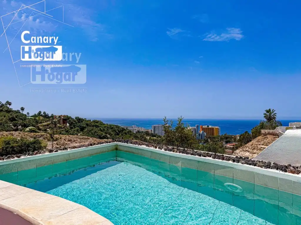 Detached house with pool for sale in Calle de Finlandia