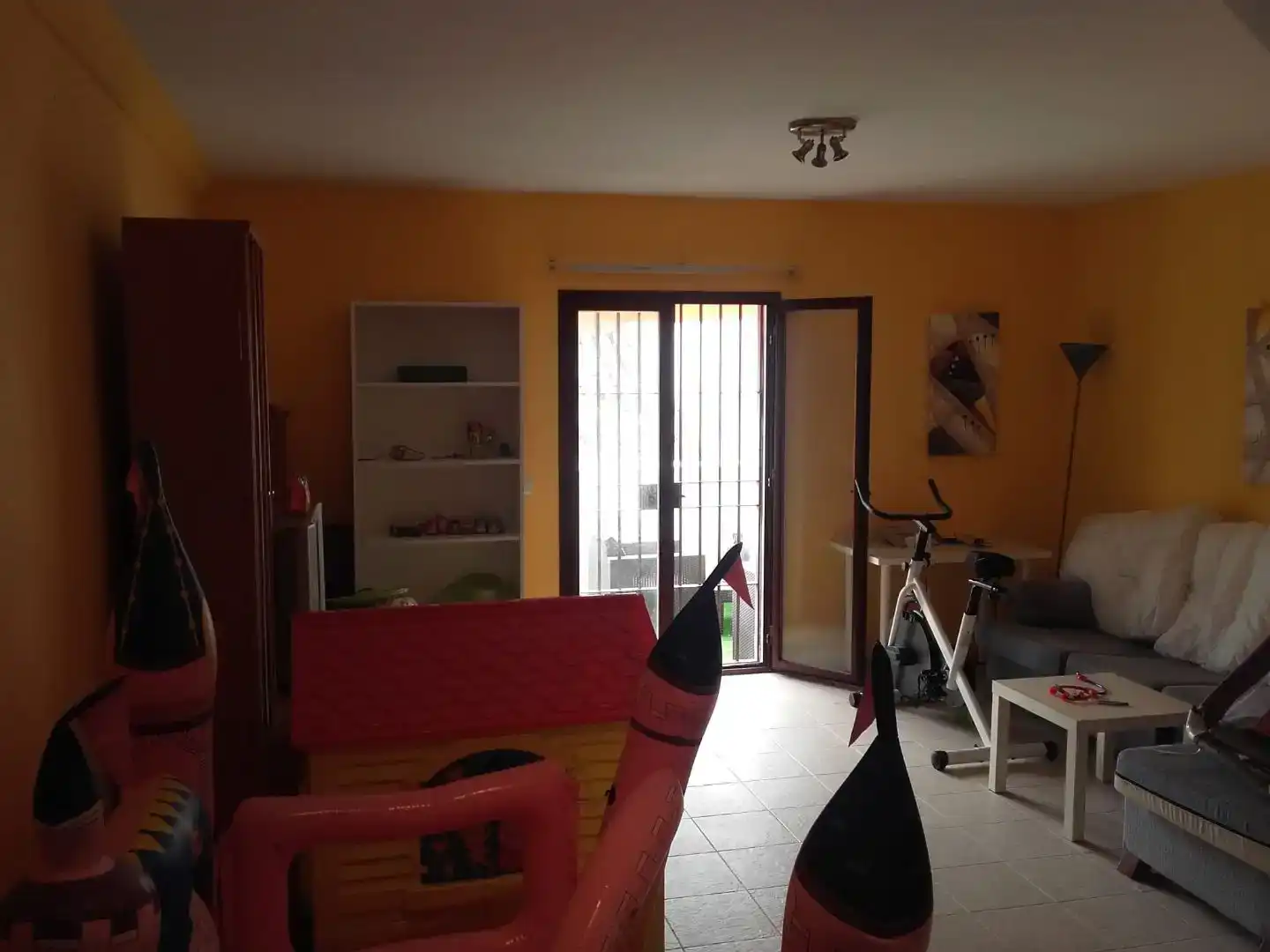 Sala d'estar de Casa adosada en venda en San Roque amb Balcó