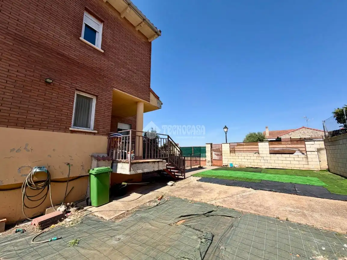 Vista exterior de Casa adosada en venta en Villanueva de la Torre con Jardín privado, Terraza y Balcón