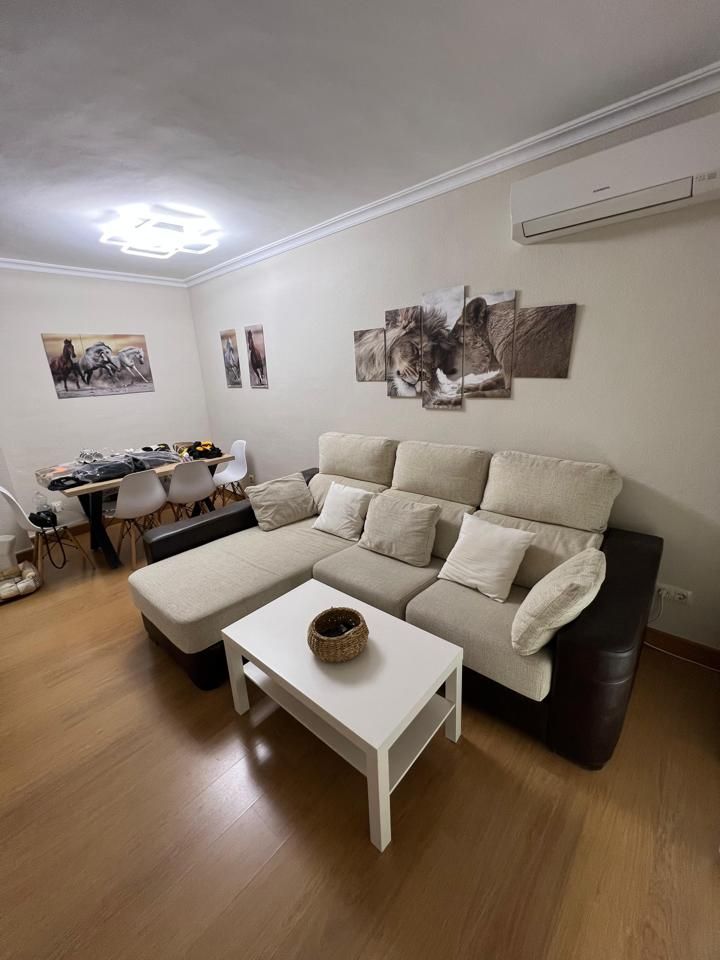 Sala d'estar de Pis de lloguer en Alcalá de Guadaira amb Aire condicionat, Moblat i Balcó