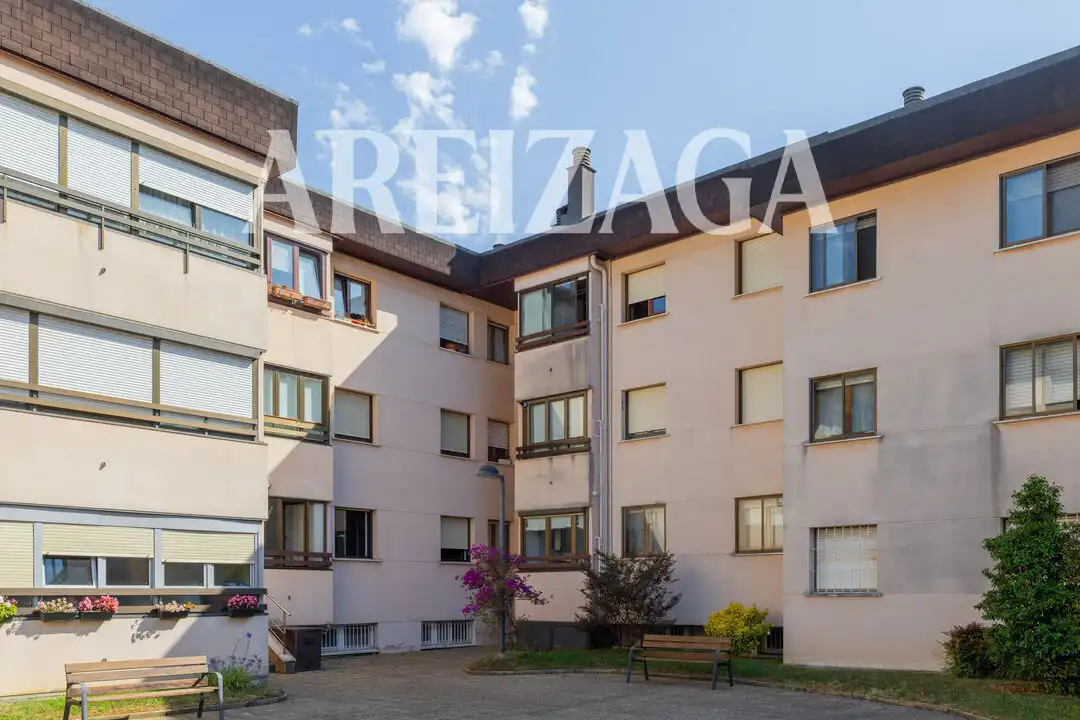 Vista exterior de Pis en venda en Donostia - San Sebastián  amb Calefacció, Terrassa i Balcó