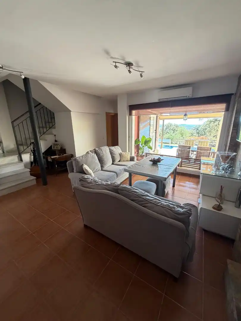 Sala d'estar de Casa o xalet en venda en El Castillo de las Guardas amb Jardí privat i Piscina comunitària