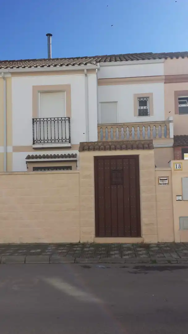 Außenansicht von Einfamilien-Reihenhaus zum Verkauf in Villamartín mit Klimaanlage