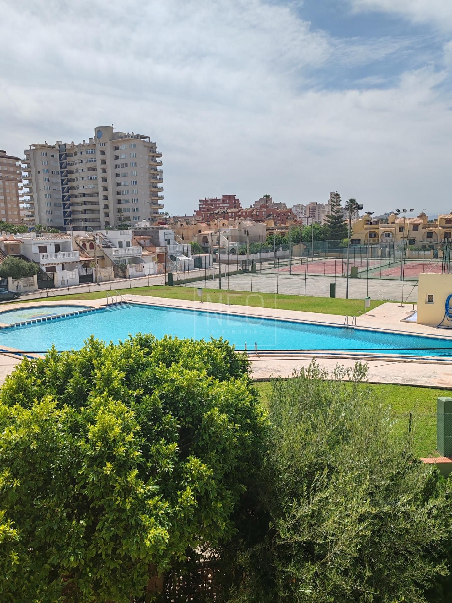 Piscina de Casa adosada en venda en Tavernes de la Valldigna amb Calefacció, Jardí privat i Terrassa