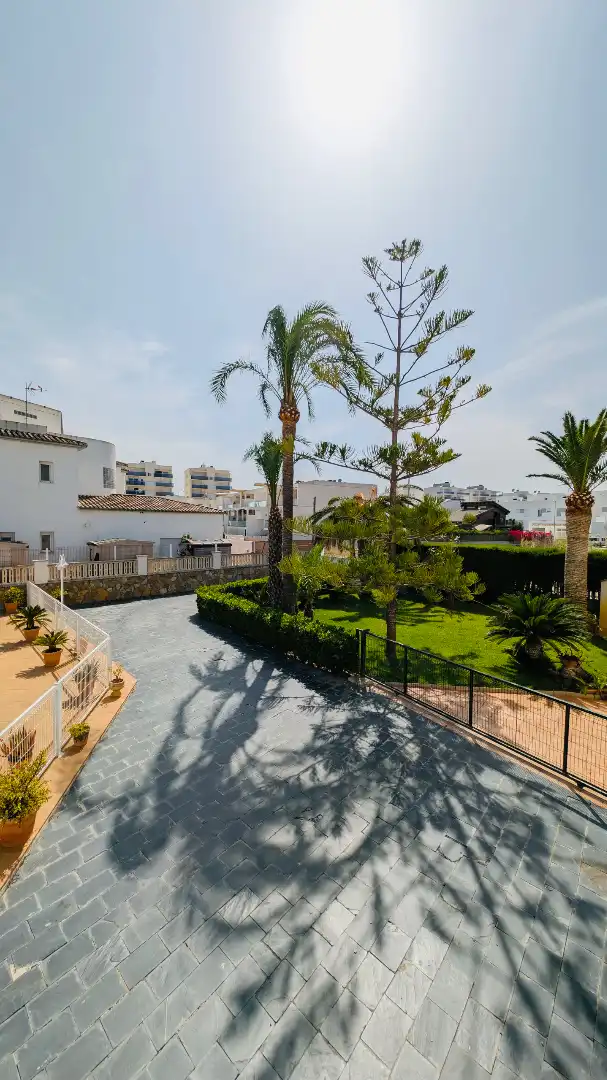 Vista exterior de Casa o xalet en venda en Oliva amb Aire condicionat, Calefacció i Jardí privat