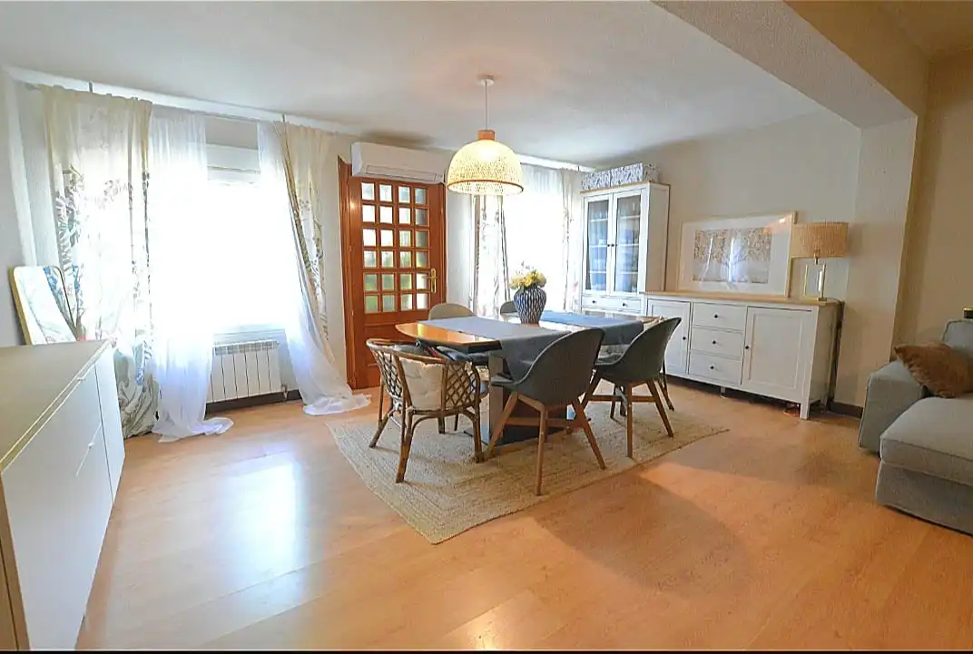 Comedor de Casa adosada en venta en Pozuelo de Alarcón con Aire acondicionado, Calefacción y Jardín privado