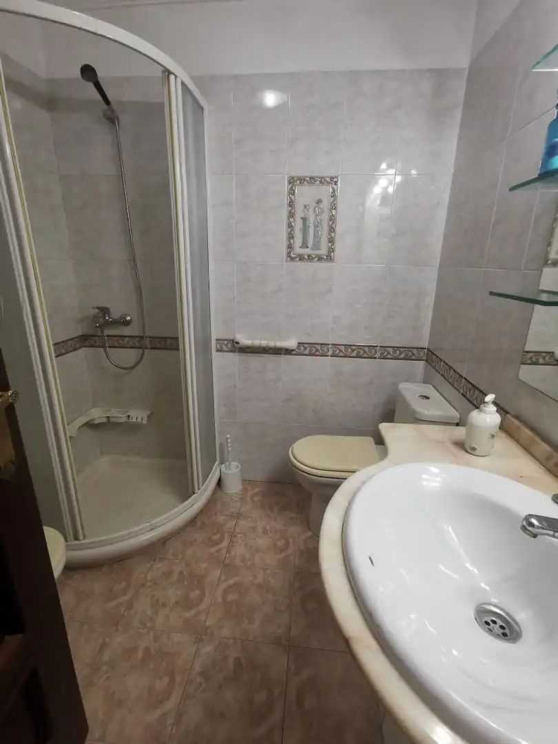 Bany de Apartament de lloguer en Santa Cruz de Tenerife amb Moblat, Forn i Rentadora