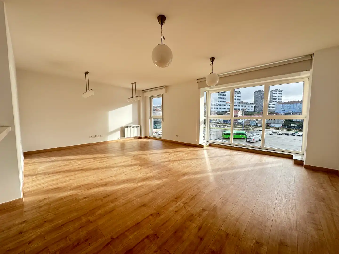 Sala d'estar de Pis de lloguer en Santiago de Compostela  amb Calefacció, Parquet i Forn