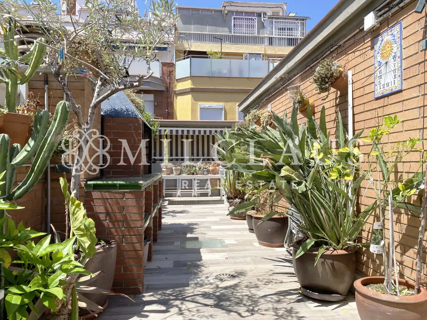 Terrasse von Einfamilien-Reihenhaus zum Verkauf in L'Hospitalet de Llobregat mit Klimaanlage, Heizung und Parkett