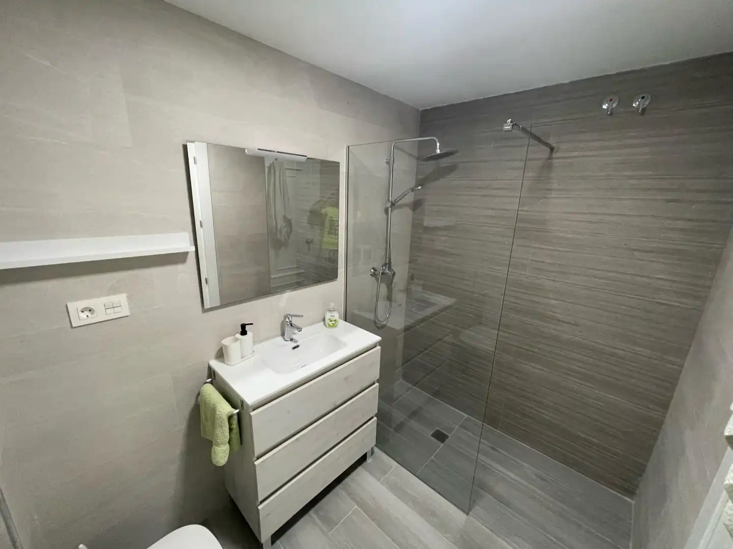 Bathroom of Flat for rent in Granada  with Air Conditioner, Heating and Furnished