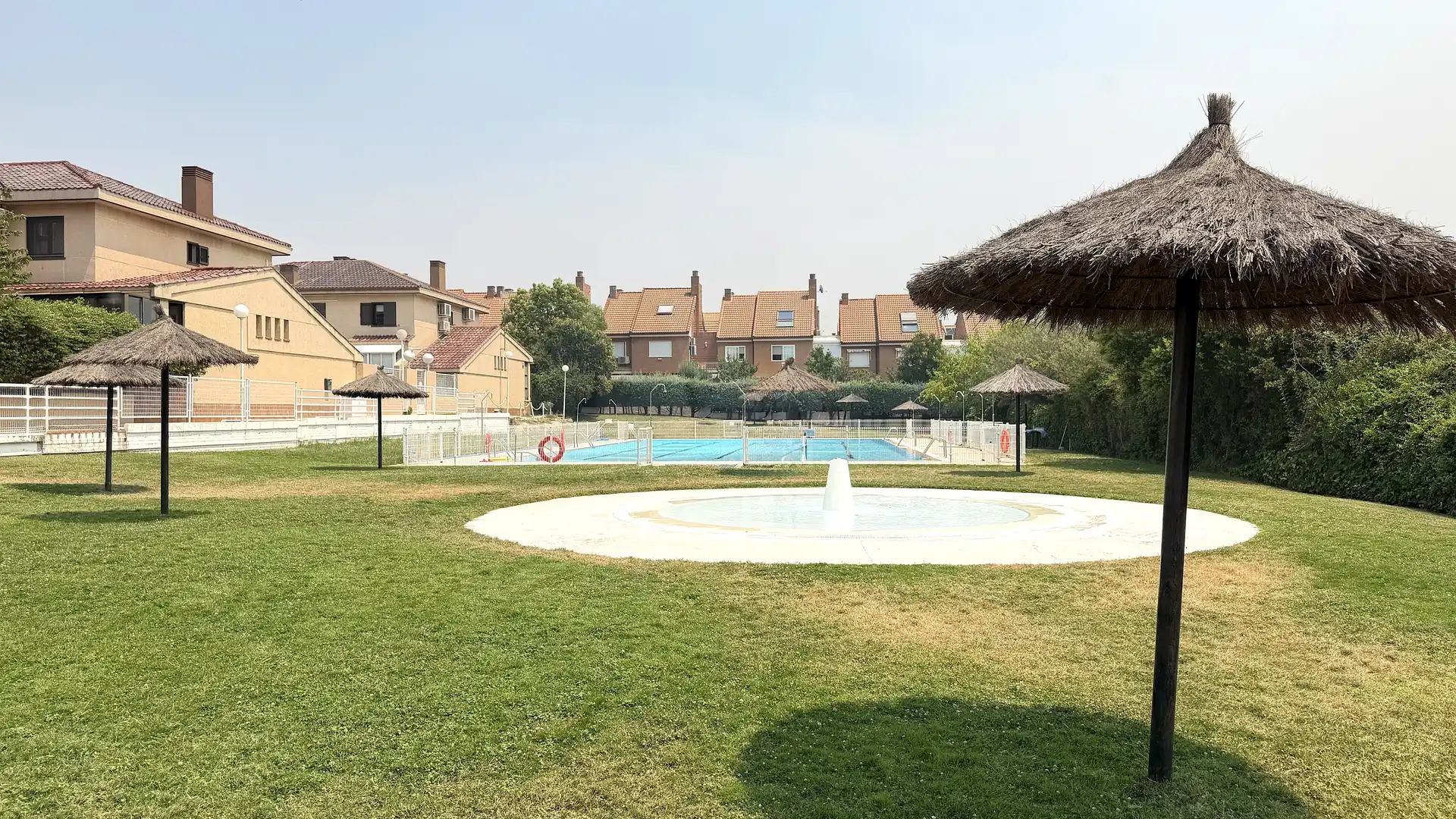 Piscina de Casa adosada en venda en Las Rozas de Madrid amb Calefacció