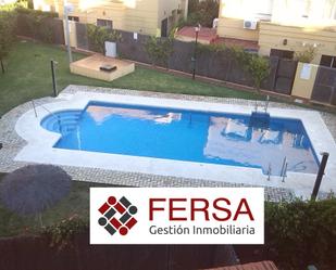 Piscina de Casa adosada de lloguer en El Puerto de Santa María amb Jardí privat i Piscina comunitària