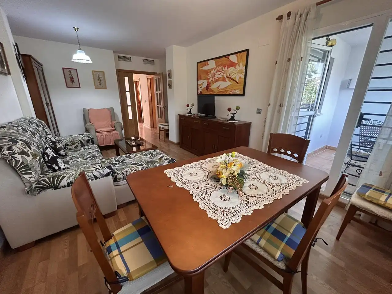 Sala d'estar de Planta baixa de lloguer en Rincón de la Victoria amb Parquet, Terrassa i Moblat