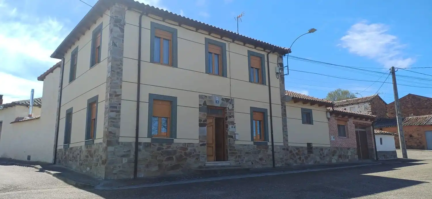 Vista exterior de Casa o xalet en venda en Valderrey amb Calefacció, Terrassa i Traster