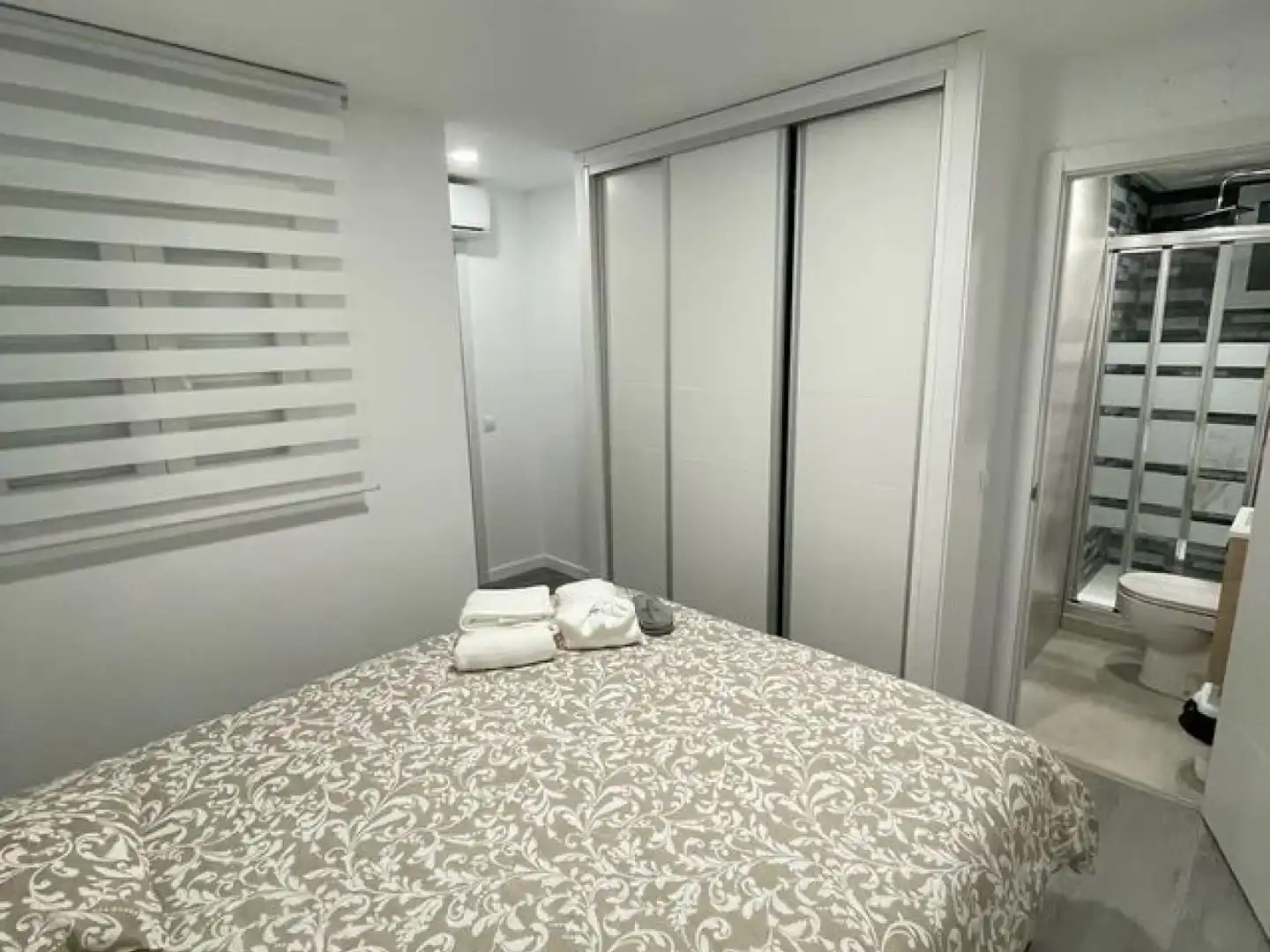 Dormitori de Apartament de lloguer en Madrid amb Aire condicionat, Calefacció i Moblat