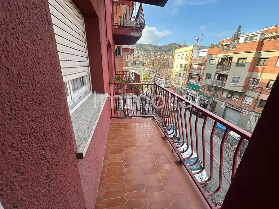 Vista exterior de Piso en venta en Santa Coloma de Gramenet con Calefacción, Amueblado y Horno