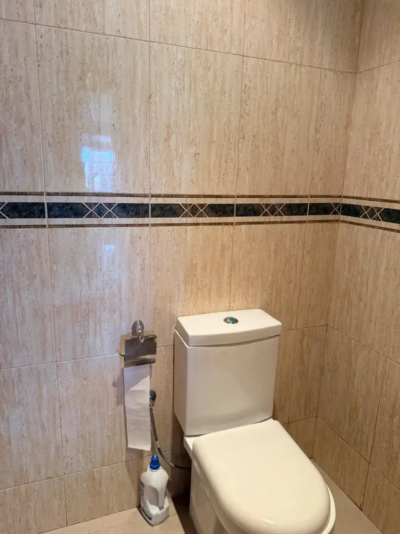 Baño de Local de alquiler en Estepona con Aire acondicionado, Parquet y Terraza