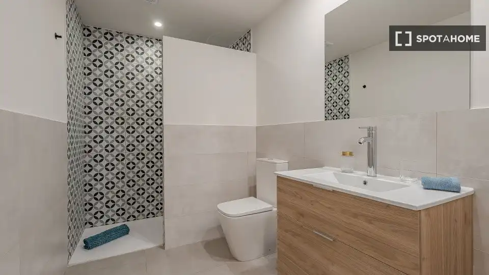 Bathroom of Flat for rent in L'Hospitalet de Llobregat  with Air Conditioner, Heating and Furnished