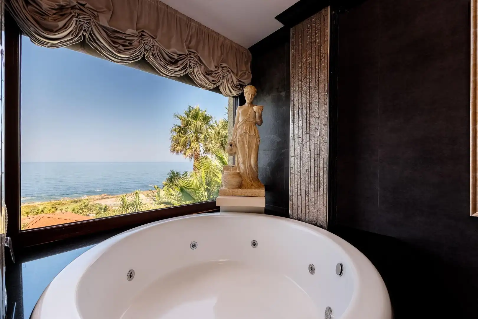 Bathroom of Houses for sale in Oia  with Air Conditioner, Heating and Private garden